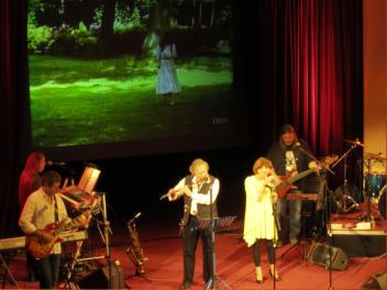 Dina mit Band